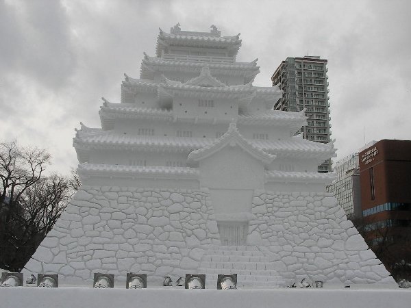 鶴ヶ城をモチーフにした大雪像